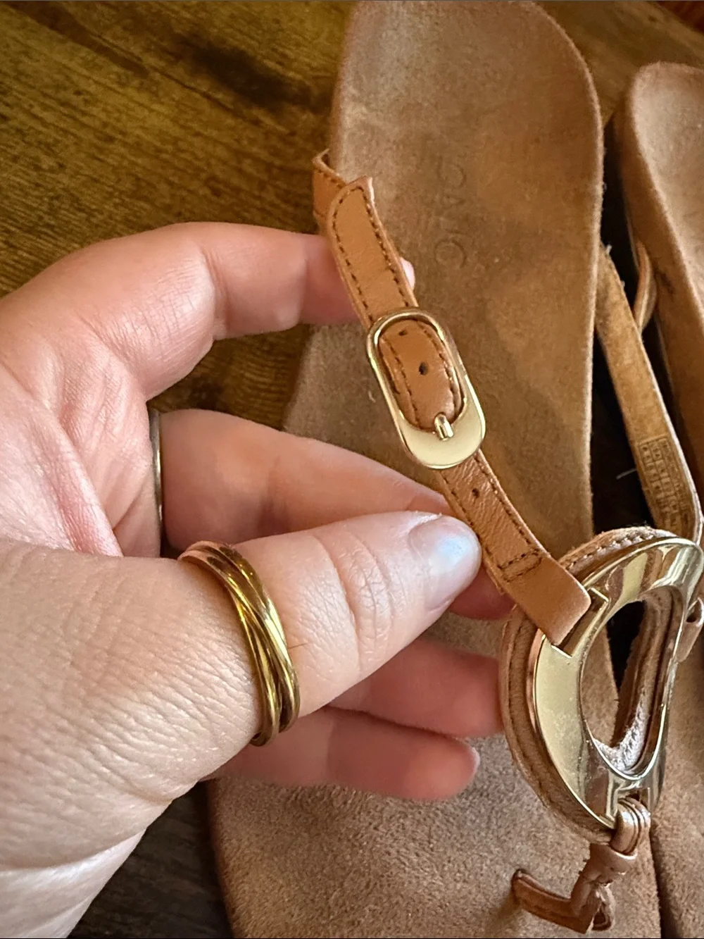Vionic Brown Leather Ring-Detail Thong Sandals